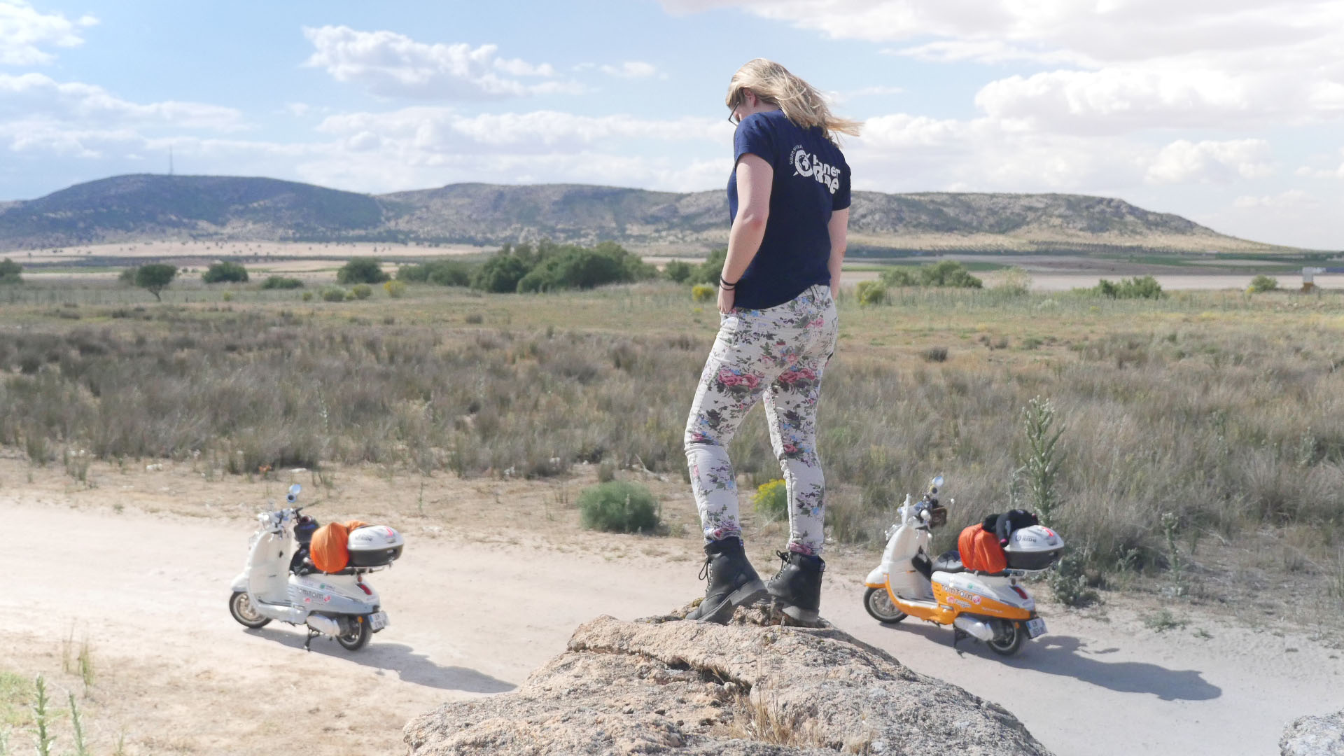 During their 49-day road-trip, Clémence and Lisa had the chance to cross with their scooter Django the desert of Bardenas. One of the most memorable stages of their journey of more than 4000 km.